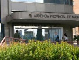 Un acusado de doble asesinato admite que apuñaló a su mujer y un amigo