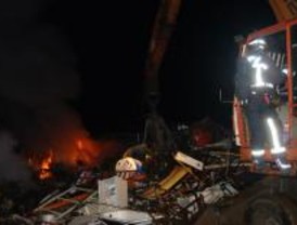 Arde una chatarrería en Humanes