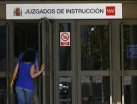 Los trabajadores de limpieza de los juzgados exigen el pago de sus salarios