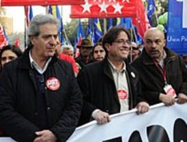 CC.OO y UGT citan a Aguirre a una reunión