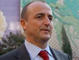 Sebastián promete una línea circular de autobús que una los cinco barrios de Villaverde
