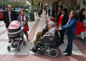 La Comunidad destina 53 millones para mantener la ayuda a domicilio hasta 2016