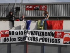Recogen firmas contra privatizar polideportivos mientras sigue el encierro en Chamartín
