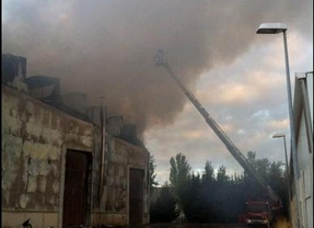 Doce dotaciones de Bomberos apagan un incendio en una nave industrial