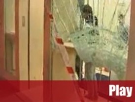 Atracan una joyería tras empotrar un coche