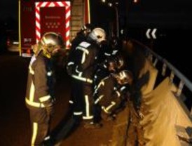 Bomberos tratan de impedir que dos bloques de hormigón caigan a la A-2