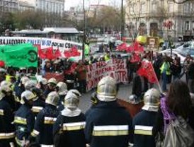 Los bomberos forestales abandonan el encierro de seis horas