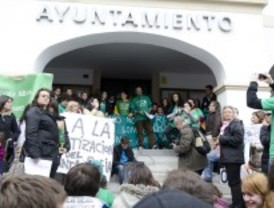 Padres de alumnos protestan en Alcobendas y 'Sanse' contra los ajustes en educación