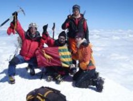 Cinco jóvenes plantan la bandera de Parla en el pico más alto de Europa, el Elbrus