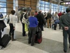 Barajas registra retrasos de hasta 60 minutos por la ausencia de controladores