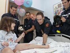 Los Bomberos del Ayuntamiento reparten regalos en el Hopital de San Rafael