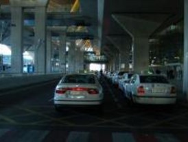 Taxistas bloquean la T1 de Barajas contra la competencia desleal