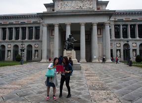 Turistas ante el Museo del Prado.
