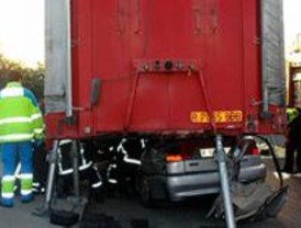 Muere la copiloto del vehículo empotrado contra un camión en Leganés