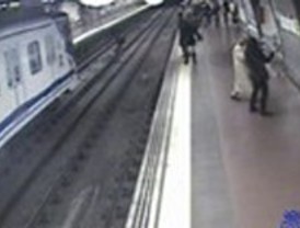 El hombre rescatado por un policía en Metro estaba bajo efectos de la droga
