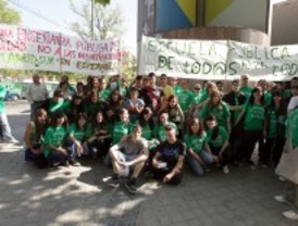 Concentrados contra los recortes educativos en Vallecas