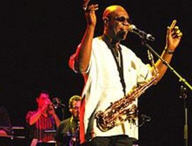 Manu Dibango ofrece este miércoles su único concierto en España