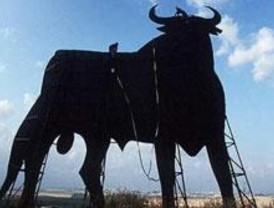 Protesta antitaurina ante un toro de Osborne