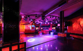 La Policía desaloja cuatro locales por exceso de aforo