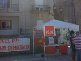 Los concejales de PSOE e IU de Alpedrete mantienen la jaima frente al Ayuntamiento