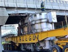 Colapso en la M-40 al empotrarse un tráiler contra un puente