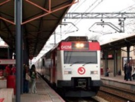 Varios jóvenes paran un cercanías para hacer pintadas