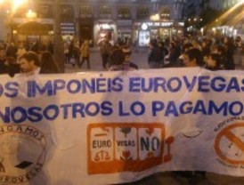 Medio centenar de personas protestan en Sol por la visita de Adelson a Madrid