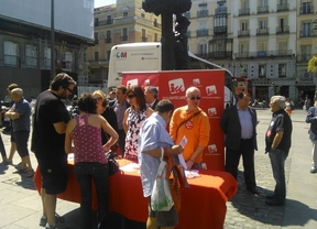 IU recoge firmas para la dimisión de Rajoy