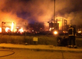 Arden seis camiones en un polígono industrial de Loeches