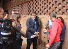 Vecinos de pisos de la EMVS denuncian que sus nuevos 'caseros' les cobran el IBI