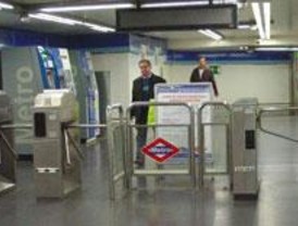 Metro retira las taquillas de la línea 1 para implantar 'supervisores comerciales'
