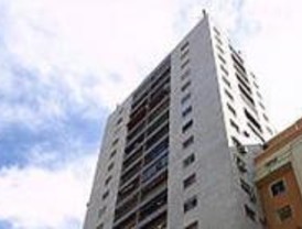 Un hombre con síndrome de Diógenes lanza azulejos desde un piso 14