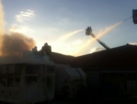 Arde en Arganda la nave de una empresa de pinturas