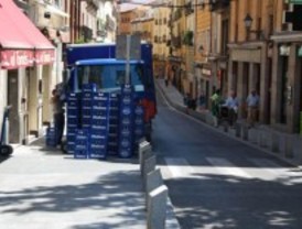 La carga y descarga, sólo para vehículos comerciales y un máximo de 30 minutos