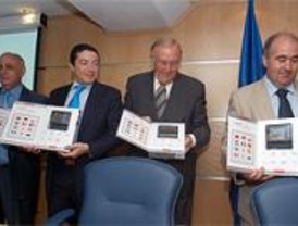 Veinte taxis madrileños probarán un traductor parlante de doce idiomas