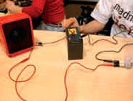 Un micrófono casero con lápices