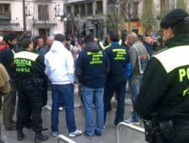 Gallardón se reencuentra con las protestas de los bomberos