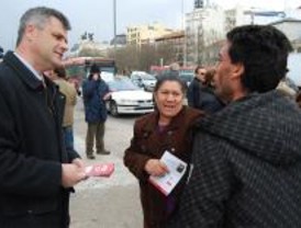 Gómez y Lucas reparten octavillas sobre el Fondo de Inversión Local en Atocha