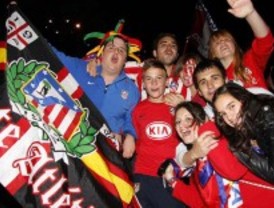 Un millar de aficionados atléticos celebra el título en la plaza de Neptuno