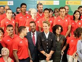 La Infanta Elena despide a la delegación paralímpica en su partida hacia Pekín