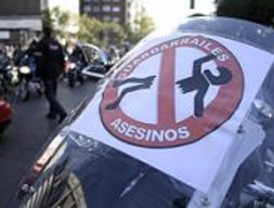 Miles de motos toman Madrid contra los guardarraíles