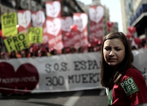 Los 'provida' exigen a Rajoy que cumpla su programa electoral y derogue el aborto