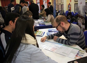 Una feria escolar para elegir profesión
