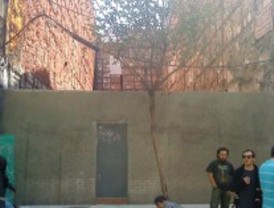 Tapian un solar de Fuencarral criticado por su mal olor