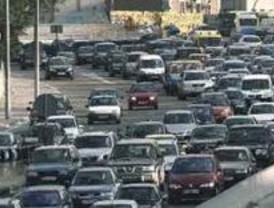 Un incendio en un coche causa 4 kilómetros de retenciones en la A-6