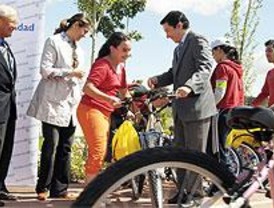 Calvo acompaña a medio centenar de niños para promover la movilidad sostenible