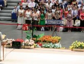 Setenta personas se bautizan para ser testigos de Jehová