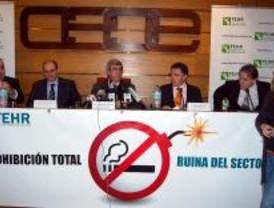 Los hosteleros anuncian la ruina si se prohíbe fumar
