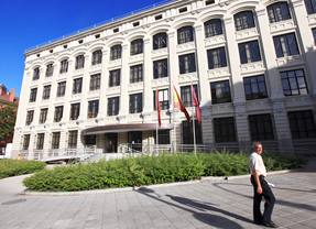 Una concejala paraliza un desahucio de la EMVS tras un escrache