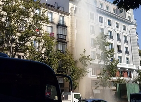 Espectacular columna de agua por la rotura de una tubería en Serrano